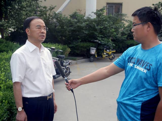 山東天意機械董事長劉洪彬作為基層共產(chǎn)黨員，今天接受了當?shù)赜浾叩牟稍L
