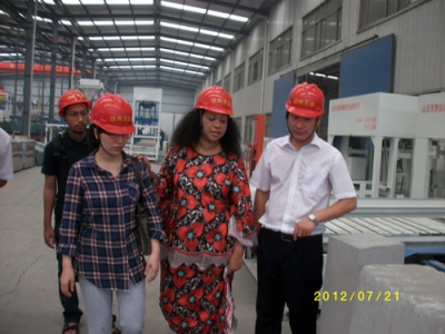 2012.7.21日坦桑尼亞總統(tǒng)夫人來(lái)我公司參觀指導(dǎo)、洽談合作
